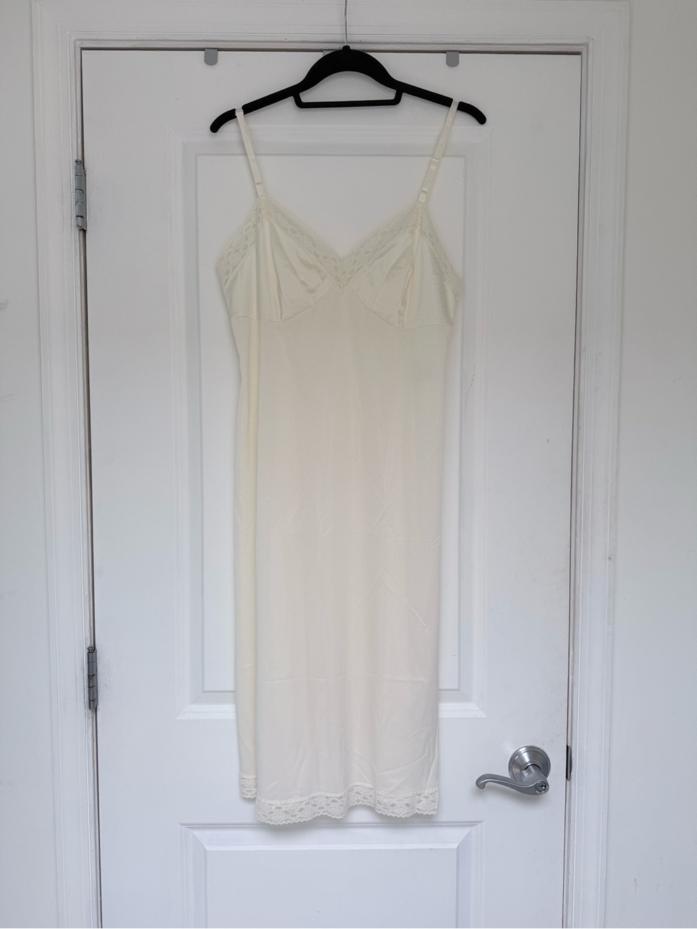 🎀 Vintage Vanity Fair Lace Trim Full Slip – Size 36